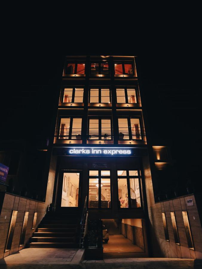Clarks Inn Express, Dehradun Exterior photo