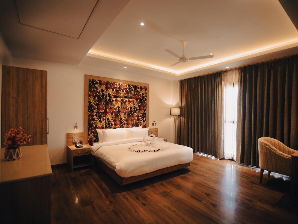 Clarks Inn Express, Dehradun Exterior photo