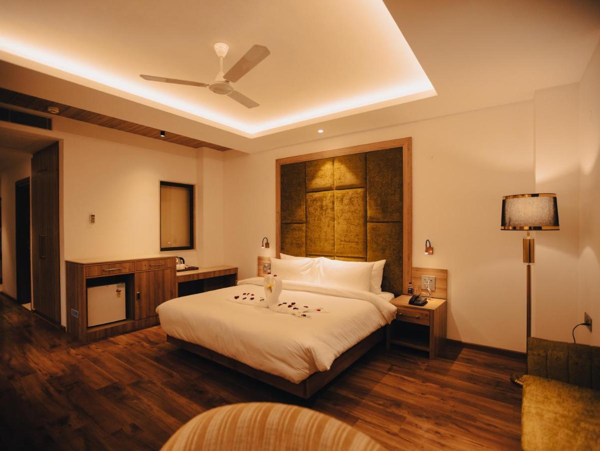 Clarks Inn Express, Dehradun Exterior photo
