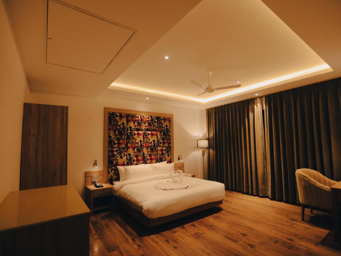 Clarks Inn Express, Dehradun Exterior photo