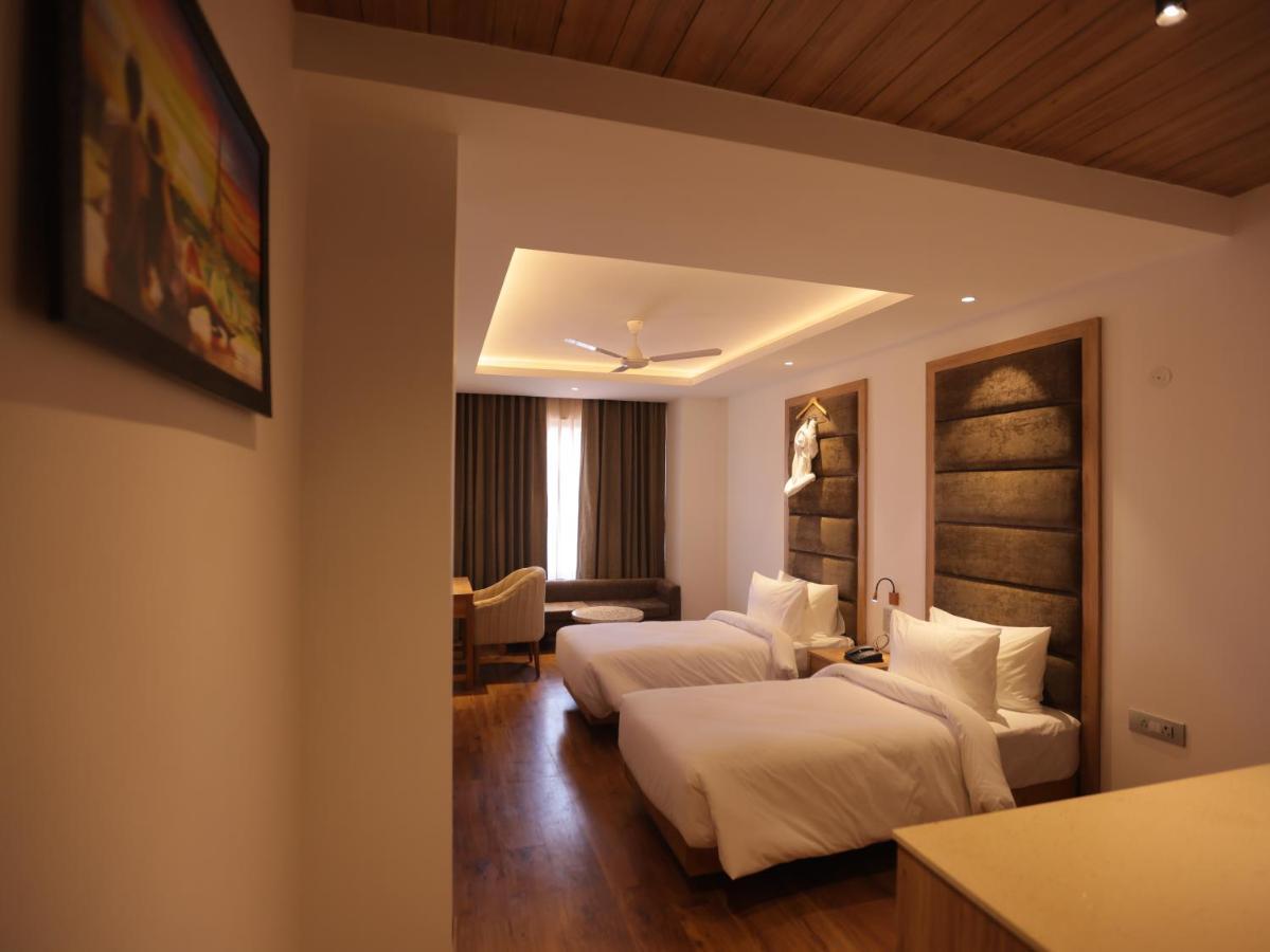 Clarks Inn Express, Dehradun Exterior photo